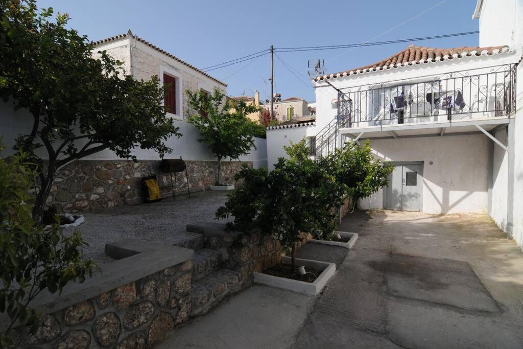 Lovely Quiet House With Garden Spétses Екстериор снимка